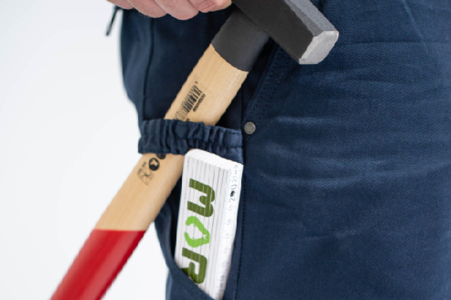 blaue arbeitshose mit hammerlasche